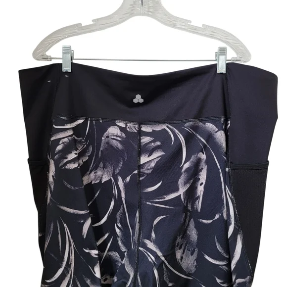 Tek Gear Size 3X High-Waisted Capri Leggings in Black Tropical, Like New Cond. - Picture 5 of 15